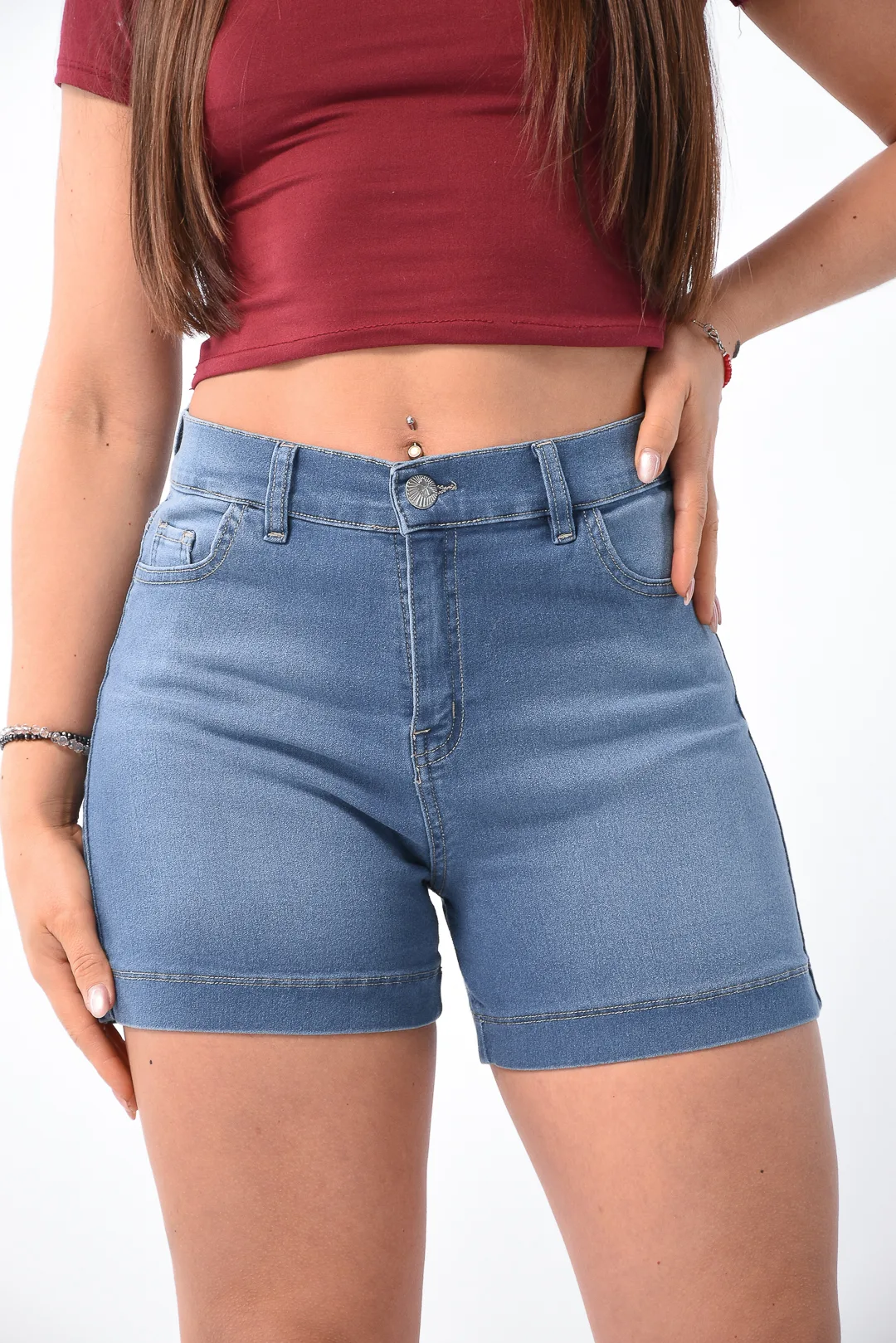 Calce de frente en cintura de short de jean azul elastizado tiro alto