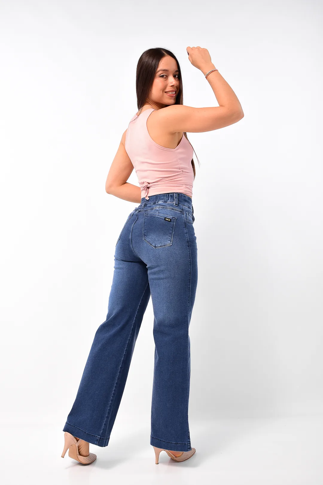 Cuerpo completo de modelo vista trasera del articulo ursula