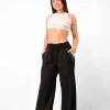 Pantalón maxi wide leg tiro alto de gabardina chocolate con tachas metálicas en bolsillos y cintura elastizada Art. Wanda.