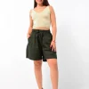 Plano tres cuartos de modelo vistiendo short de gabardina verde tiro alto Morgan