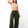 Pantalón maxi wide leg tiro alto de gabardina verde con tachas metálicas en bolsillos y cintura elastizada con cordón Art. Jade.