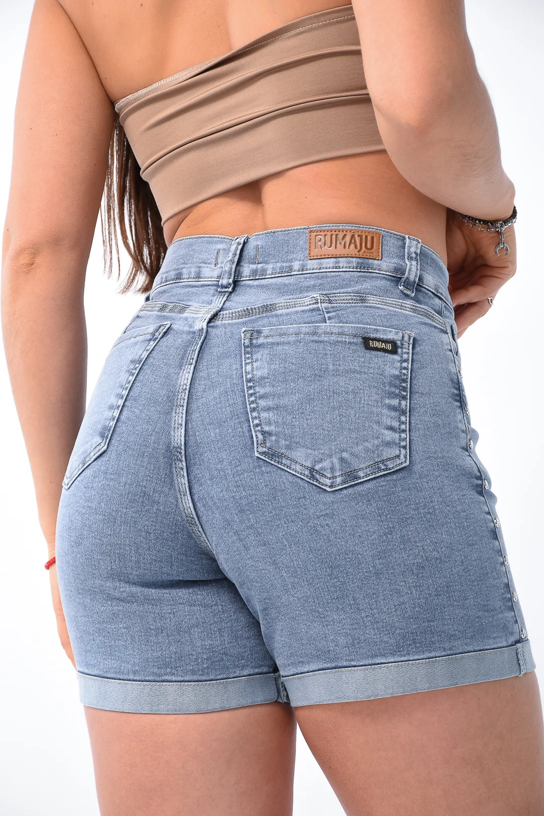 Calce de espalda en short denim elastizado Vania con dobladillo externo Rumaju Jeans