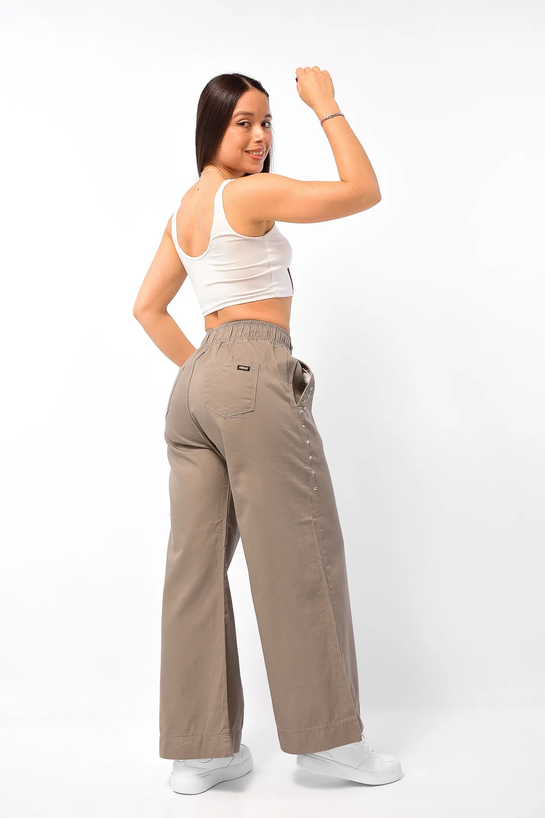 Vista TRASERA de perfil de pantalón corte ancho tiro alto maxi wide leg visón de gabardina mostrando la caída fluida Art. Rocío.