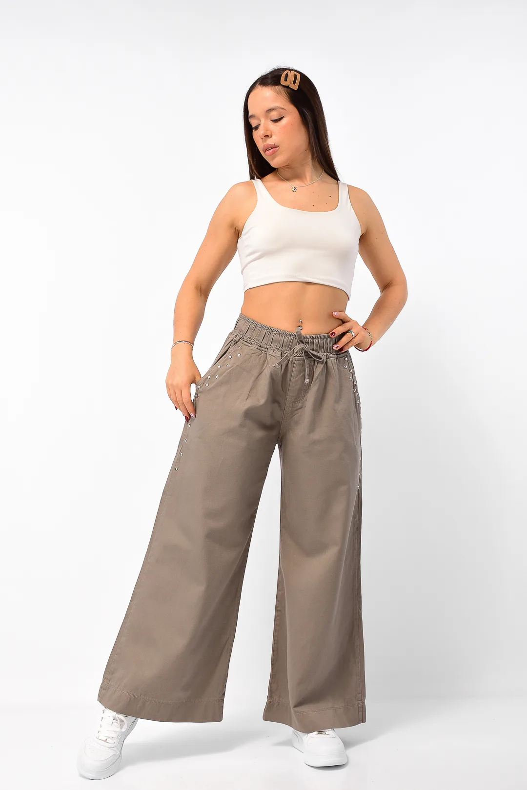 Pantalón maxi wide leg tiro alto de gabardina visón con tachas metálicas en bolsillos y cintura elastizada con cordón Art. Rocío.