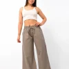 Plano entero de pantalón maxi wide leg visón tiro alto en gabardina rígida liviana con cordón ajustable Art. Rocío.