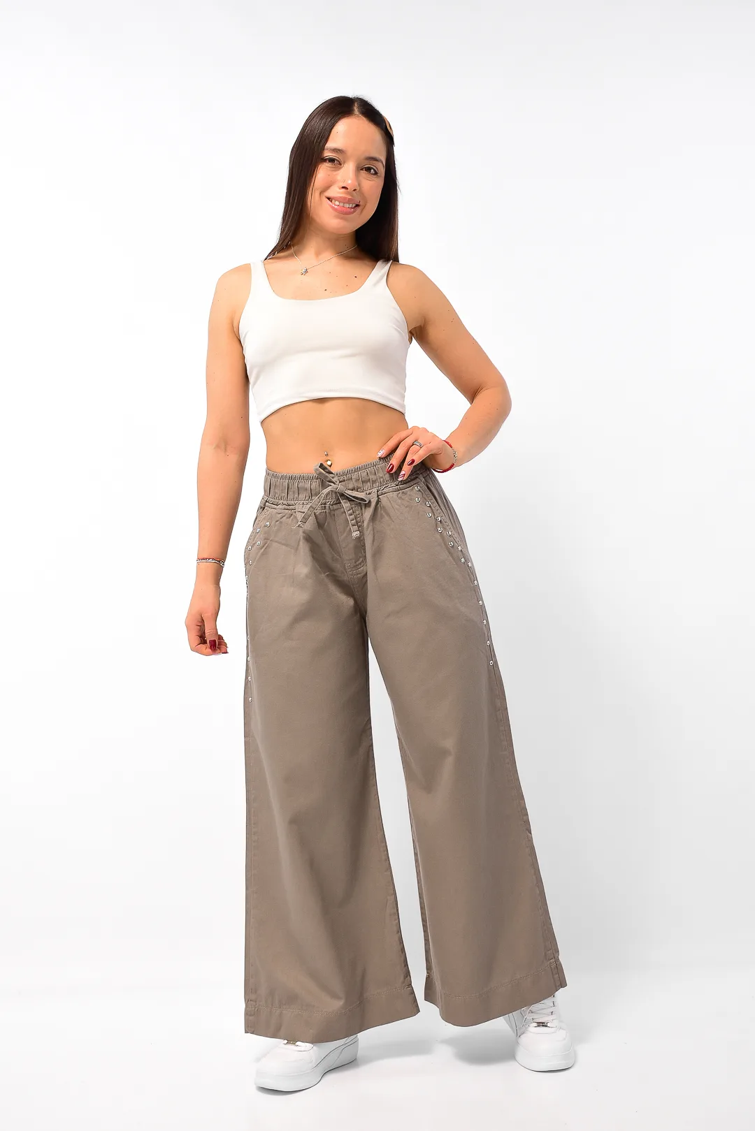 Plano entero de pantalón maxi wide leg visón tiro alto en gabardina rígida liviana con cordón ajustable Art. Rocío.
