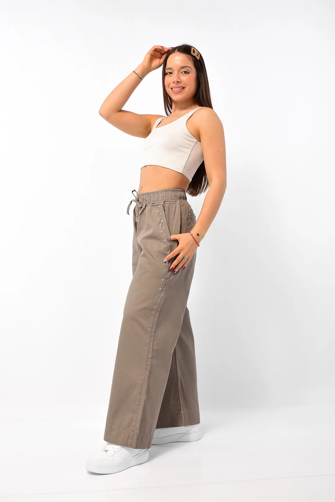 Detalle de tiro alto y pierna ancha de pantalón maxi wide leg visón en gabardina liviana rígida sin elastano Art. Rocío.
