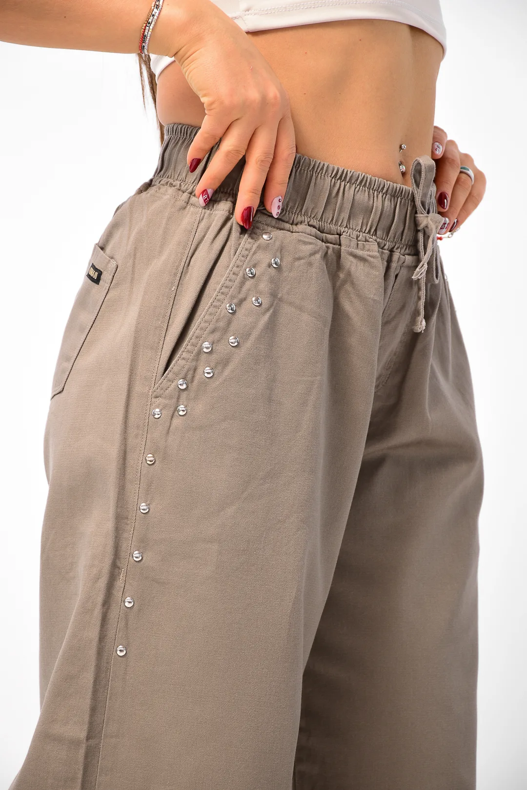 Calce LATERAL y tiro alto de pantalón maxi wide leg visón de gabardina liviana con cintura elastizada Art. Rocío.