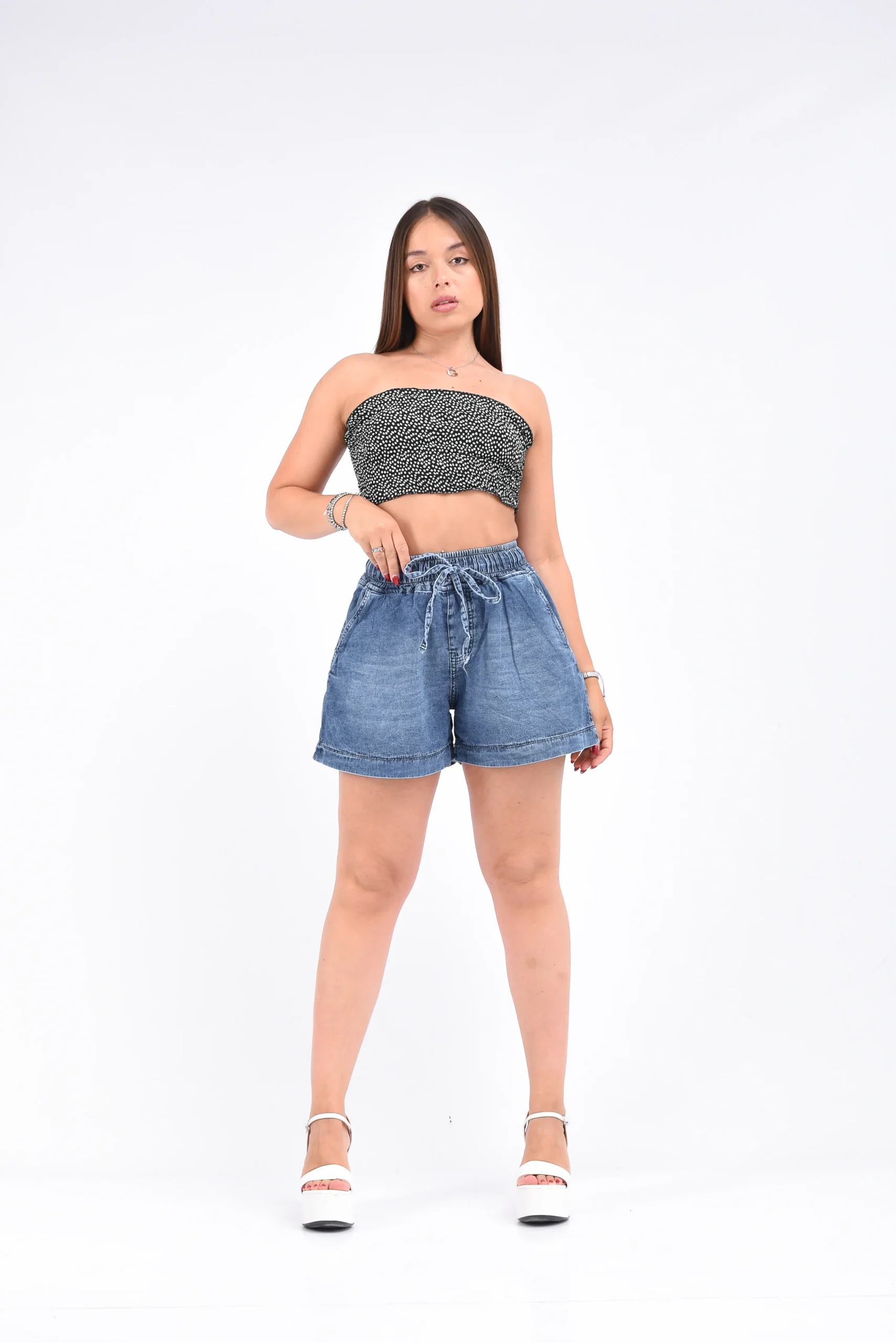 Vista trasera completa de short en denim rígido liviano modelo Beatrix Rumaju Jeans