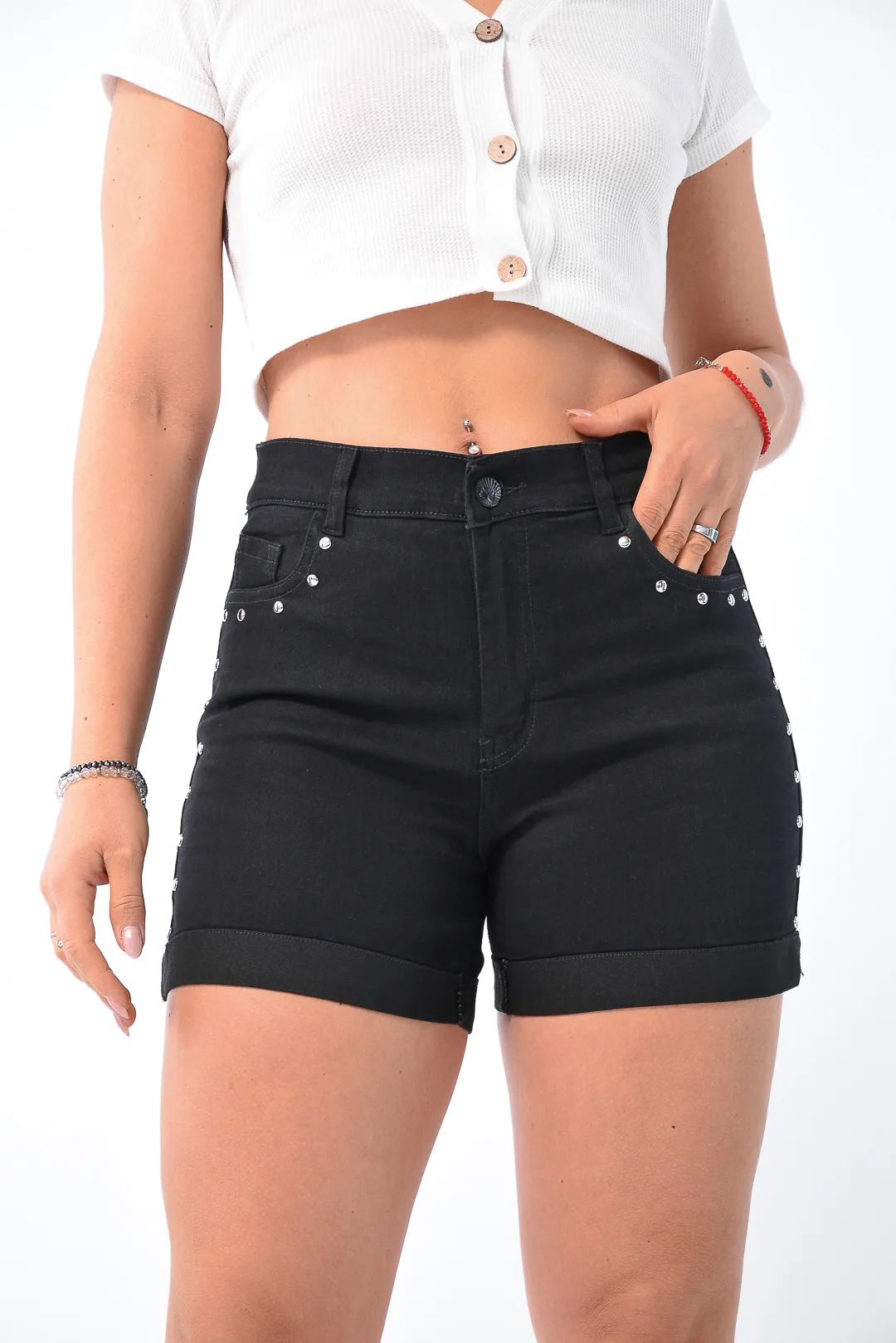 Short denim elastizado negro modelo Ibet con tachas laterales talles 38 al 56
