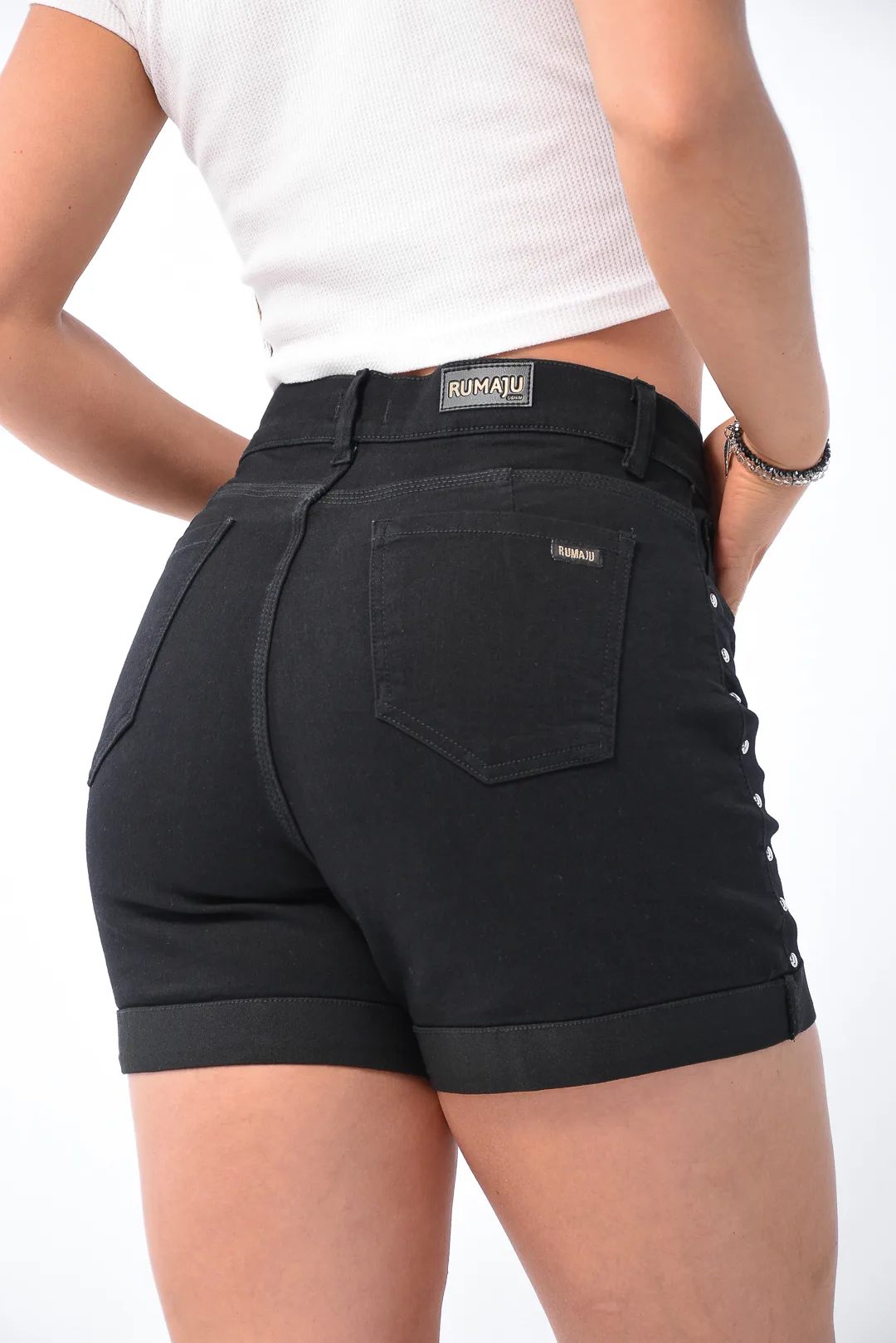 Short de jean tiro alto Ibet negro con tachas metálicas aplicadas