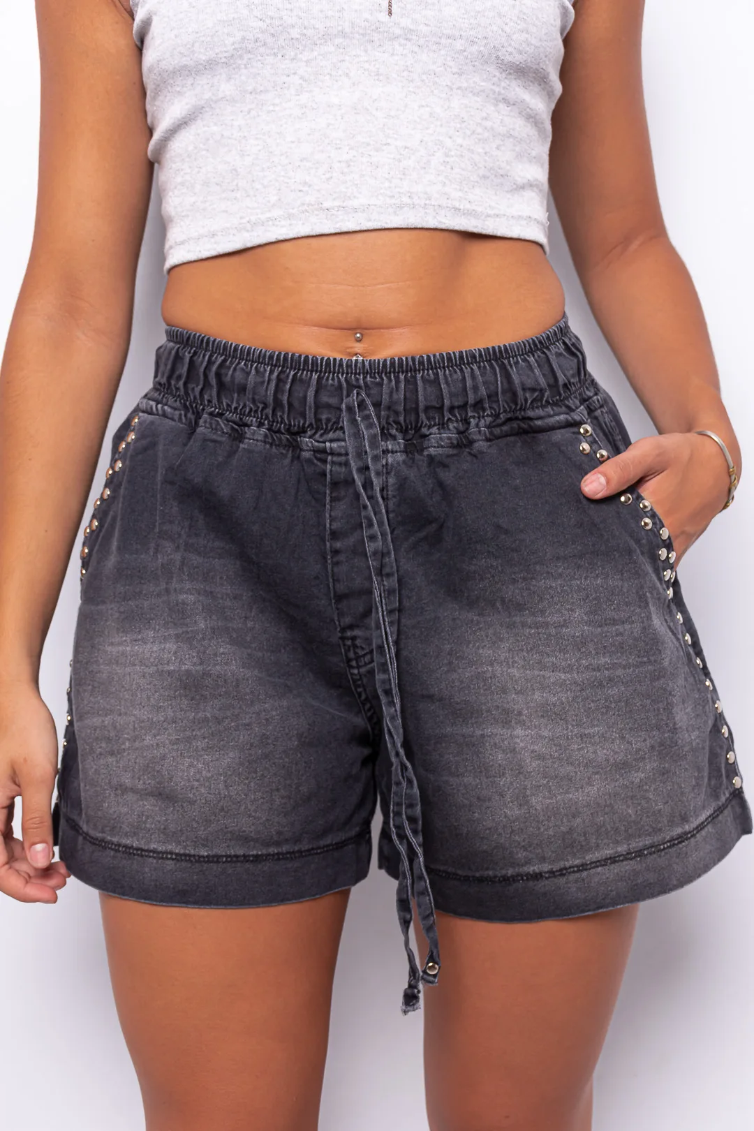 Modelo vistiendo short de jean gris localizado tiro alto Bela con tachas