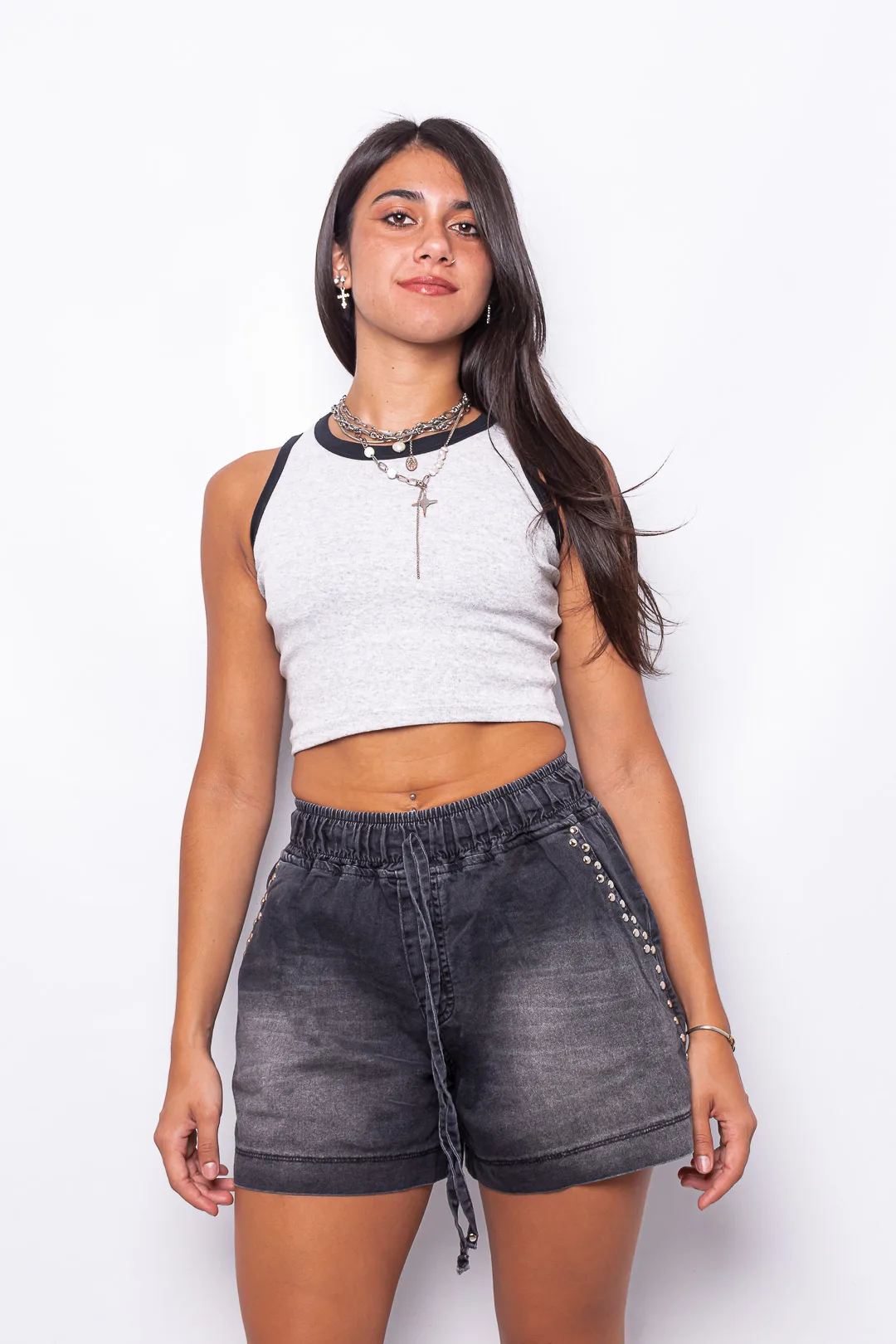 Frente de short de denim gris localizado con cintura elastica y detalles de tachas